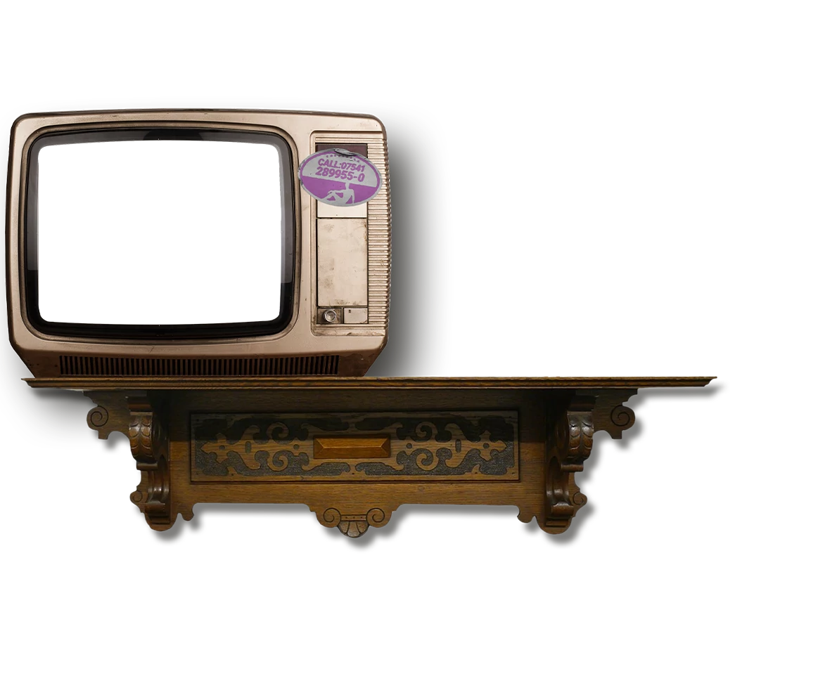 Altes Regal mit einem Fernseher